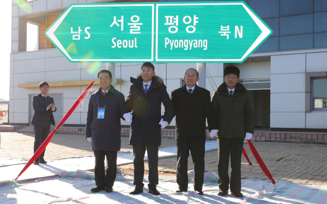 지난 26일 오전 북한 개성시 판문역에서 열린 남북 동서해선 철도, 도로 연결 및 현대화 착공식에 참석한 이강래 한국도로공사 사장(왼쪽부터), 김정렬 국토교통부 차관, 박호영 국토환경보호성 부상 등이 서울-평양 표지판 제막식을 하고 있다./연합뉴스