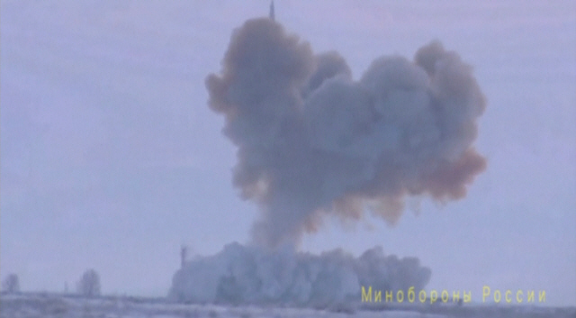 26일(현지시간) 러시아군이 공개한 신형 극초음속 순항미사일 ‘아반가르드’의 시험 발사 장면/돔바롭스키=로이터연합뉴스