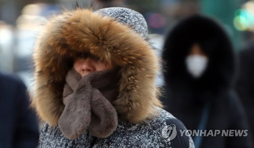 기상청이 27일 “이번 주말까지 아침 기온이 영하 10도 이하 수준이고, 대부분 지역에 낮 기온도 영하권에 머무를 것”이라면서 “바람도 강해 체감온도는 더욱 낮을 전망”이라고 밝혔다./연합뉴스