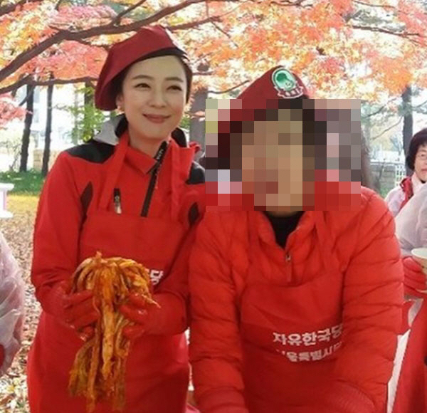 배현진 항상 홍준표 옆? 근황 사 진보니 김치 들고 스마일 “송파을 조리모자 완비”, 빨간 앞치마