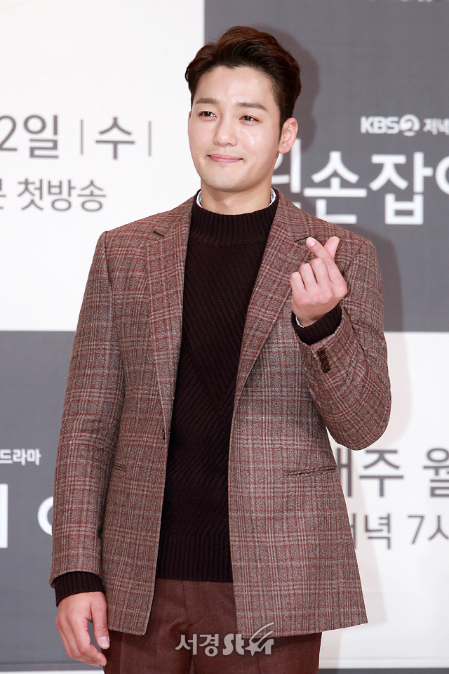 배우 김진우가 KBS2 새 일일드라마 ‘왼손잡이 아내’ 제작발표회에 참석해 포즈를 취하고 있다.