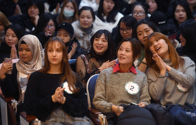 27일 서울 서대문구 이화여대 삼성교육문화관에서 열린 제27회 외국인 한국어 말하기 대회에서 한국어교육부 학생들이 참가자들의 공연을 관람하고 있다./권욱기자