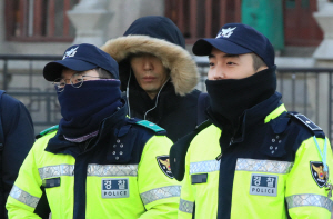 중부와 전북 일부 내륙을 중심으로 한파주의보가 발효된 24일 오전 서울 광화문역 인근에서 넥워머를 한 경찰들과 두터운 옷차림의 시민이 발걸음을 재촉하고 있다./연합뉴스