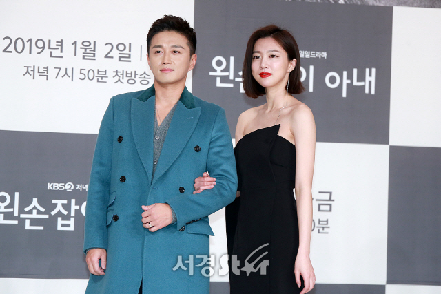 배우 진태현과 하연주가 KBS2 새 일일드라마 ‘왼손잡이 아내’ 제작발표회에 참석해 포즈를 취하고 있다.