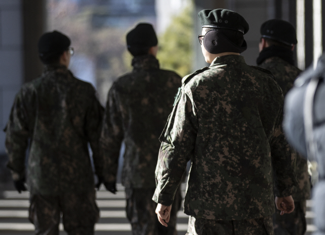 국방부가 27일 병사 휴대전화 사용과 평일 일과 후 외출, 외박지역 제한 폐지 등 병영문화 혁신과 관련한 정책 추진 방향을 결정했다고 밝혔다./연합뉴스