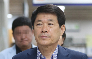 이군현 자유한국당 의원이 지난 7월6일 열린 항소심 선고공판에 출석하고 있다./연합뉴스