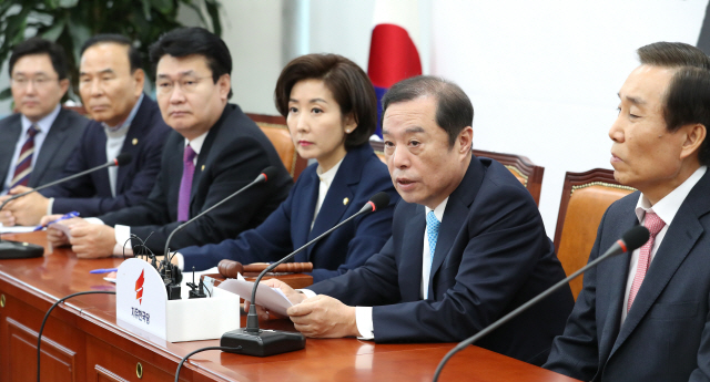 자유한국당 김병준 비상대책위원장(오른쪽 두번째)이 27일 오전 국회에서 열린 비상대책위원 회의에서 발언하고 있다./연합뉴스