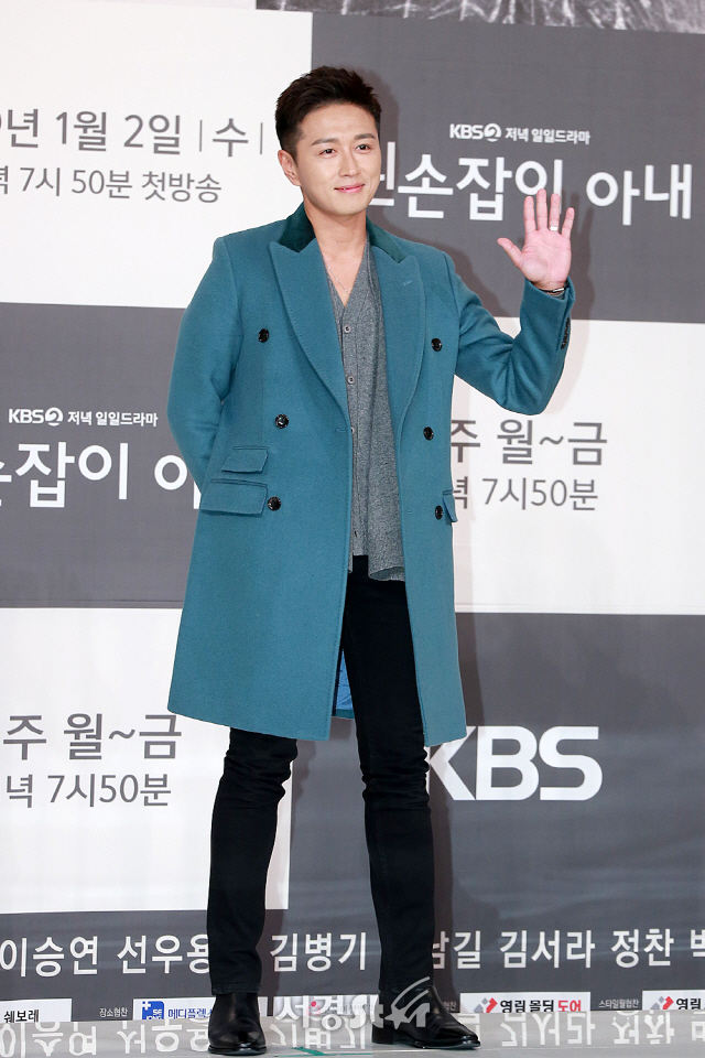 배우 진태현이 KBS2 새 일일드라마 ‘왼손잡이 아내’ 제작발표회에 참석해 포즈를 취하고 있다.
