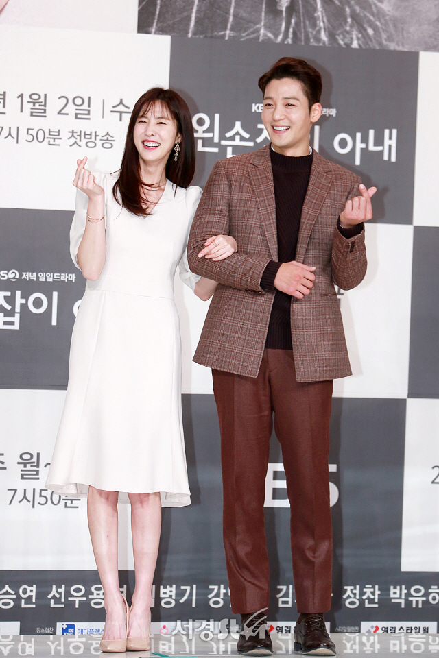 배우 이수경과 김진우가 KBS2 새 일일드라마 ‘왼손잡이 아내’ 제작발표회에 참석해 포즈를 취하고 있다.