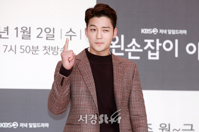 배우 김진우가 KBS2 새 일일드라마 ‘왼손잡이 아내’ 제작발표회에 참석해 포즈를 취하고 있다.