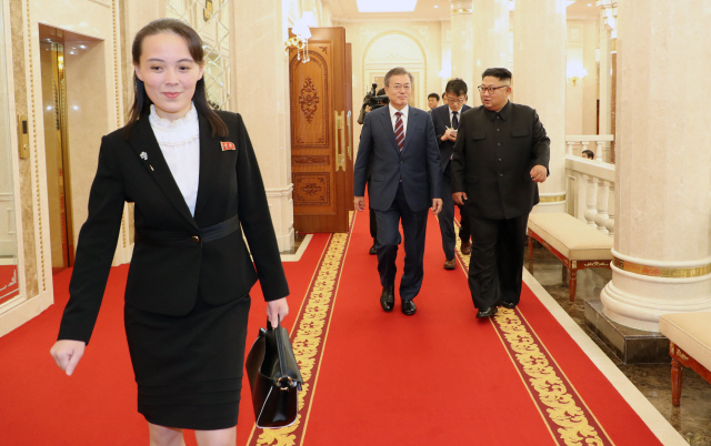 지난 9월 18일 오후 평양 조선노동당 중앙위원회 본부 청사에서 김여정 노동당 선전선동부 제1부부장이 문재인 대통령과 김정은 국무위원장과 함께 정상회담장으로 이동하고 있다. /연합뉴스