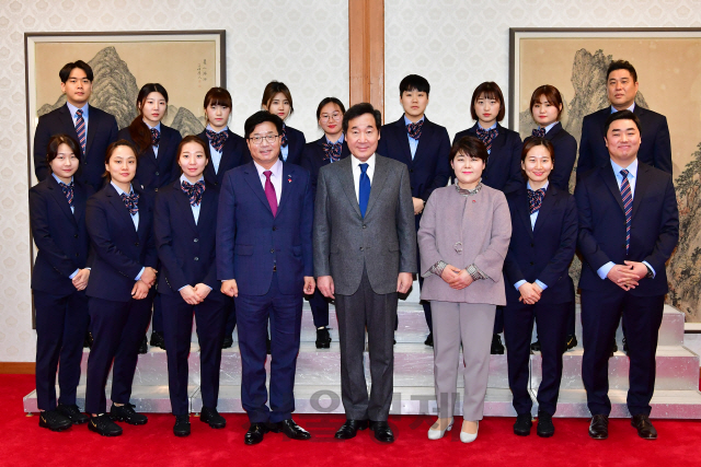 이낙연(앞줄 왼쪽 다섯번째)국무총리와 염태영(앞줄 왼쪽네번째) 수원시장이 27일 서울 국무총리 공관에서 수원시청 여자아이스하키 선수들과 기념촬영을 하고 있다. /사진제공=수원시