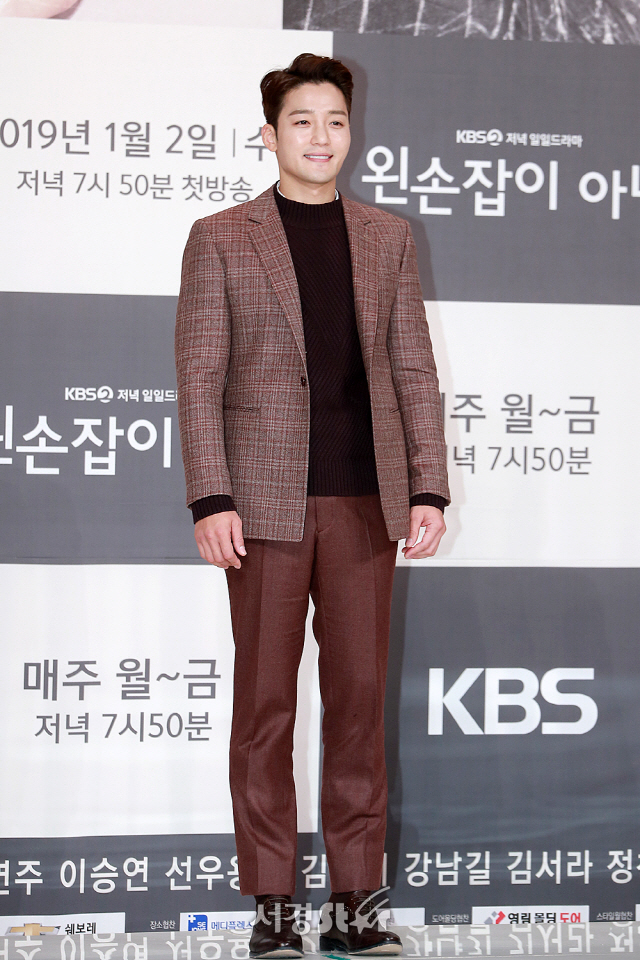 배우 김진우가 KBS2 새 일일드라마 ‘왼손잡이 아내’ 제작발표회에 참석해 포즈를 취하고 있다./사진=지수진 기자