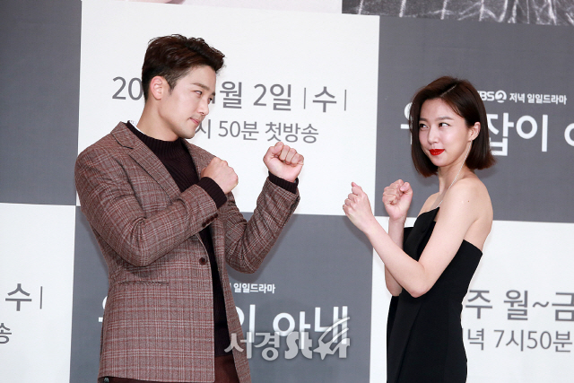 배우 김진우와 하연주가 KBS2 새 일일드라마 ‘왼손잡이 아내’ 제작발표회에 참석해 포즈를 취하고 있다.