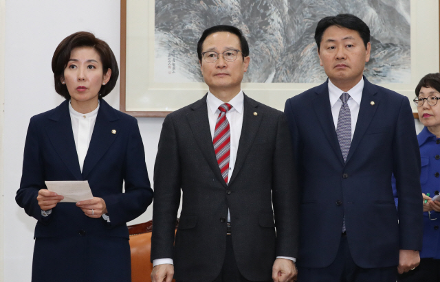 나경원(왼쪽부터) 자유한국당, 홍영표 더불어민주당, 김관영 바른미래당 원내대표가 27일 국회 운영위원장실에서 산업안전보건법 처리와 조국 청와대 민정수석의 운영위 출석 등 합의 사항을 발표하고 있다. /연합뉴스