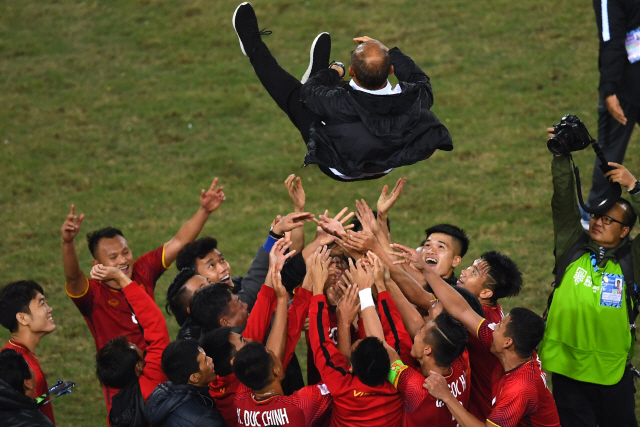 베트남 하노이에서 말레이시아와 2018 아세안축구연맹(AFF) 스즈키컵 결승 2차전을 1-0으로 장식, 우승한 베트남 선수들이 박항서 감독을 공중으로 띄워 올리고 있다. /연합뉴스