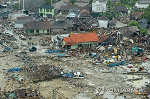 12월 24일 순다 해협에 면한 인도네시아 반텐 주 해안마을이 쓰나미로 처참하게 파괴된 모습. / 사진=연합뉴스