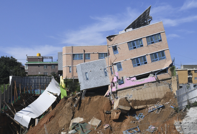 지난 9월 7일 서울 동작구 상도동 다세대주택 공사장의 흙막이가 무너져 내려 인근 상도유치원 건물이 위태롭게 기울어 있다./송은석기자