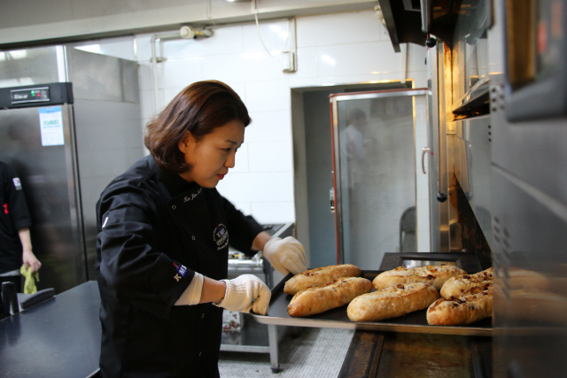 고진선 좋은아침 베이커리를 운영하는 고진선 대표가 제과점 주방에서 빵을 굽고 있다./사진제공=좋은아침베이커리
