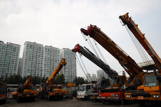 지난 7월 26일 서울 강서구 서부트럭터미널에 건설중장비 차량들이 일거리를 찾지 못하고 멈춰서 있다. 해당 사진은 기사와 직접적인 관련이 없습니다./연합뉴스