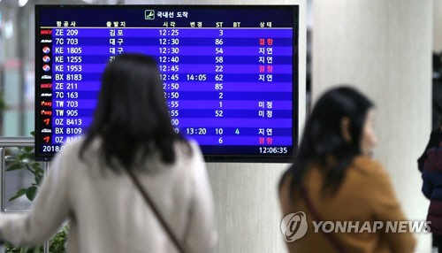 제주공항 강풍에 윈드시어까지…항공편 지연에 승객들 '초긴장'