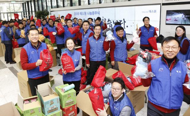 에스원 임직원들이 28일 학용품 키트 전달에 나서기 앞서 서울 순화동 본사에서 밝게 웃고 있다. /사진제공=에스원