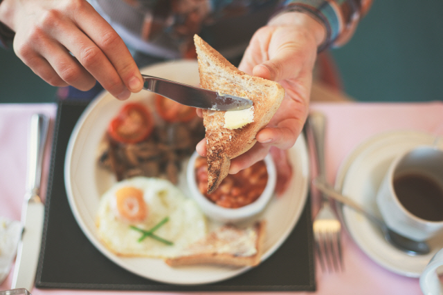독일 당뇨병 센터 연구팀의 연구논문 자료 분석 결과, 전체적으로 아침을 거르는 사람은 아침을 먹는 사람에 비해 2형(성인) 당뇨병 발생률이 평균 33%나 높은 것으로 나타났다./ 이미지투데이 제공