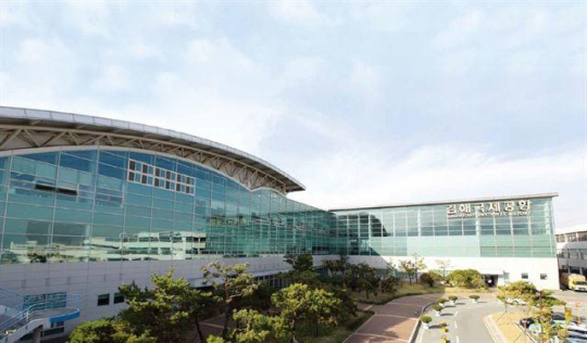 경남, 울산과 함께 김해신공항 공동검증단을 구성한 부산시는 김해신공항이 동남권 관문공항 역할을 할 수 없다는 결론을 내리고 김해신공항 기본계획 전면 재검토와 정책 변경을 요구하기로 했다. 위 사진은 김해국제공항의 전경./ 서울경제 DB