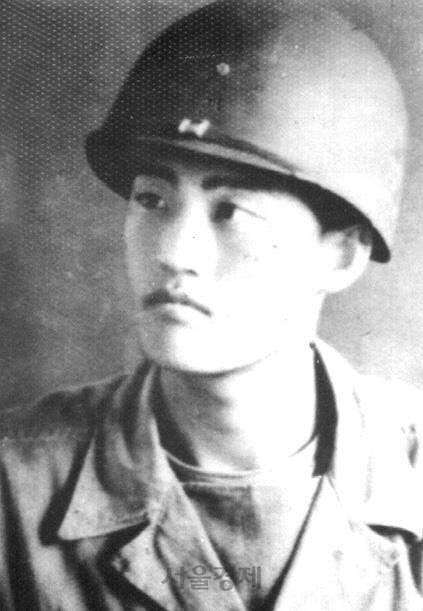 2019년 ‘1월의 호국 인물’로 선정된 연제근 상사. 1950년 낙동강 전선에서 특공대를 이끌어 적의 기관총 진지를 파괴한 뒤 장렬히 전사했다.