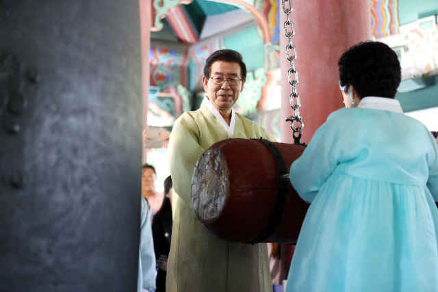 박원순(왼쪽) 서울시장과 내빈들이 광복절인 지난 8월 15일 정오 서울 종로구 보신각에서 열린 ‘73주년 광복절 기념 타종식’에서 타종행사를 하고 있다./ 연합뉴스