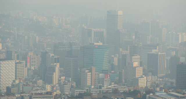 지난 11월 6일 오전 서울 남산에서 바라본 도심이 미세먼지와 초미세먼지에 싸여 있다./연합뉴스