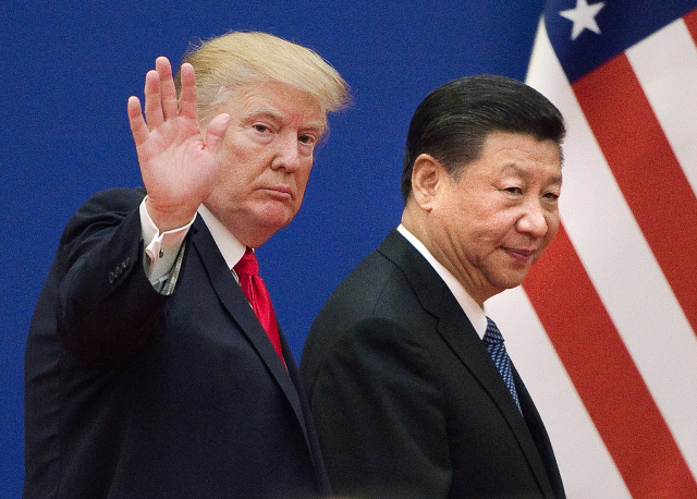 지난 2017년 11월9일 중국을 방문한 도널드 트럼프 미국 대통령이 베이징 인민회의당에서 업계 지도자들과의 만남을 갖고 시진핑 중국 국가주석과 행사장을 나서고 있다./베이징=AFP연합뉴스