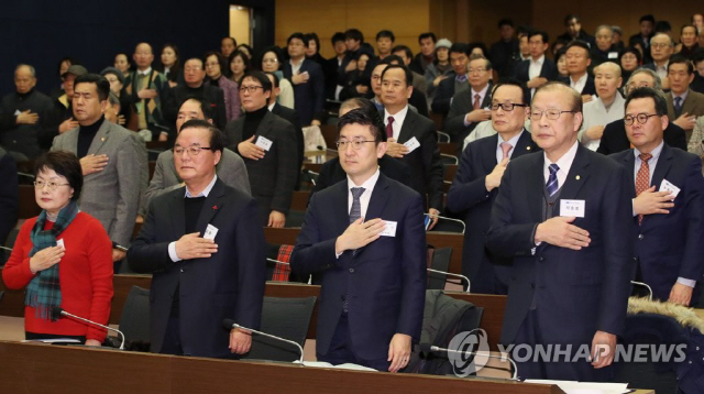 28일 오후 서울 중구 대한상공회의소에서 열린 아름다운 삶의 마무리 문화를 조성하기 위한 사단법인 ‘웰다잉시민운동 창립총회’에서 자유한국당 정갑윤 김세연 의원, 차흥봉 전 보건복지부 장관 등 참석자들이 국민의례를 하고 있다./연합뉴스