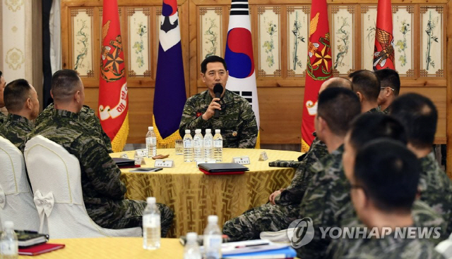 28일 수도권 서쪽을 방어하는 해병대2사단을 방문한 전진구 해병대사령관이 지휘관, 참모들에게 9·19 군사합의에 관한 교육을 하고 있다./연합뉴스