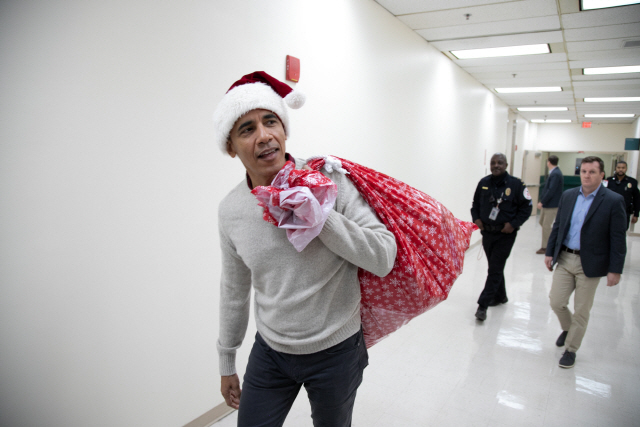 버락 오바마 미국 전 대통령이 19일(현지시간) 크리스마스를 앞두고 워싱턴DC의 한 어린이병원을 방문했다. /EPA연합뉴스