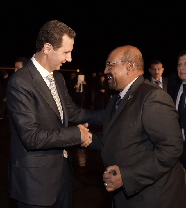 지난 16일(현지시간) 바샤르 알아사드 시리아 대통령(왼쪽)이  다마스쿠스 공항에 직접 나가 시리아를 방문한 오마르 알바시르 수단 대통령을 맞이하고 있다./EPA연합뉴스