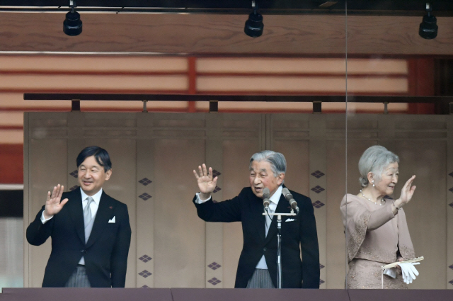 아키히토(明仁·가운데) 일왕이 자신의 85세 생일인 지난 23일 도쿄 왕궁에서 시민들에게 손을 들어 보이고 있다. 일왕 왼쪽은 나루히토(德仁) 왕세자, 오른쪽은 미치코 왕비다. 내년 4월 말 퇴위하는 아키히토 일왕은 지난 20일 기자회견에서 “헤이세이(平成·아키히토 일왕 취임 해부터 시작된 연호로 올해가 30년)가 전쟁이 없는 시대로 끝나게 된 것에 진심으로 안도하고 있다”고 말했다. /도쿄=AFP연합뉴스