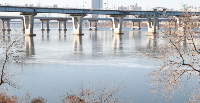 서울의 체감온도가 -20도까지 떨어지는 등 강추위가 이어진 29일 서울 광진교 인근 한강 상류에 얼음이 얼기 시작하고 있다. /연합뉴스