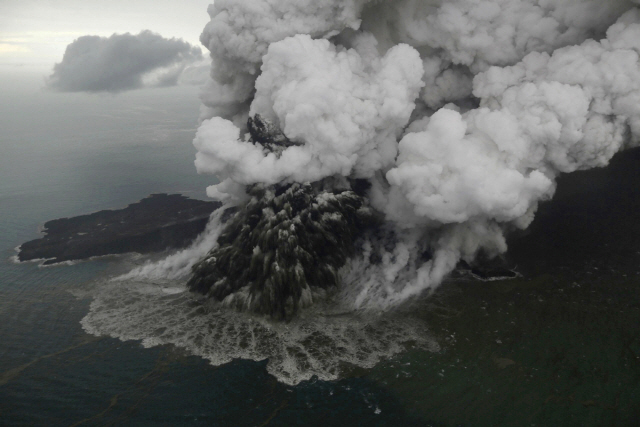 인도네시아 순다해협을 덮친 쓰나미의 원흉으로 지목된 아낙 크라카타우 화산이 지난 23일 화산재를 뿜어내고 있다. /AP연합뉴]