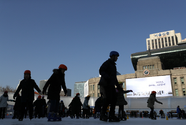 23일 오후 서울광장 스케이트장을 찾은 시민들이 즐겁게 스케이트를 타고 있다. 22일 낮 초미세먼지 주의보로 운영을 중단했던 스케이트장은 23일 오전 주의보 해제로 운영을 재개했다. /연합뉴스
