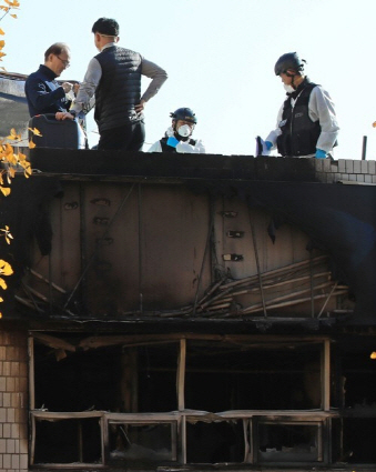 화재로 20명에 가까운 사상자가 나온 서울 종로구 국일고시원에서 지난달 13일 오전 국립과학수사연구원과 경찰, 소방 관계자들이 2차 합동 감식을 하고 있다. /연합뉴스