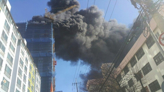 부산 사하구 하단초등학교 인근 오피스텔 공사장 18층짜리 건물 상층부에서 화재가 발생했다./연합뉴스
