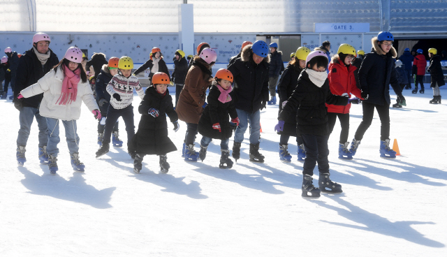 서울 지역의 아침 최저기온이 영하 11도까지 떨어지며 세밑 한파가 이어진 30일 서울시청 앞에 꾸며진 서울광장 스케이트장을 찾은 어린이들이 스케이트를 즐기고 있다. /권욱기자