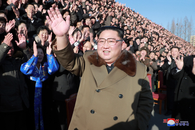 김정은 북한 국무위원장이 최근 제4차 전국 농업 부문 열성자회의에 참석해 손을 흔들며 기념사진을 찍었다고 조선중앙통신이 29일 보도했다.        /연합뉴스