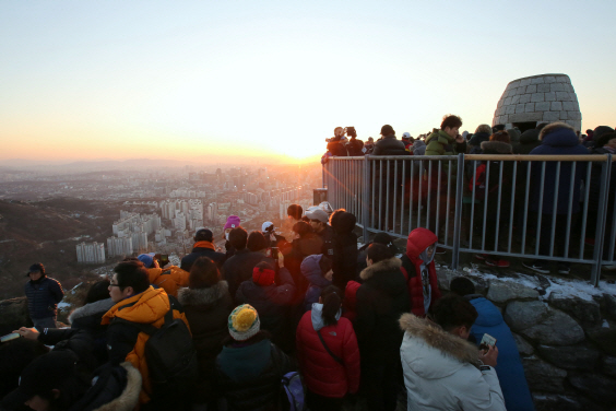 지난해 1월1일 서울 서대문구 안산 봉수대에서 시민들이 새해 첫 일출을 바라보고 있다. /사진제공=서대문구
