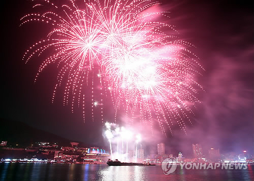 거제 송년불꽃 축제/사진=연합뉴스