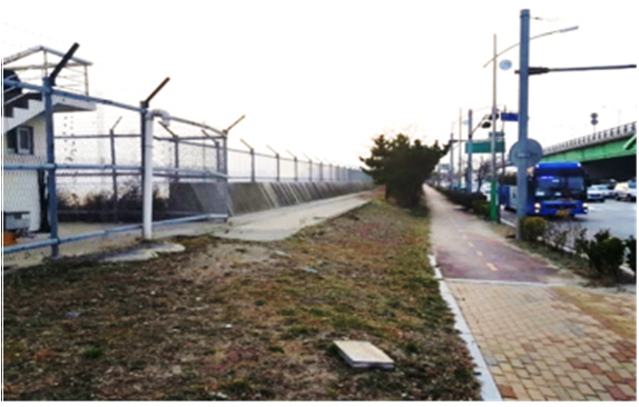 인천 남동국가산업단지 인근에 설치된 해안가 철책선./사진제공=-인천시