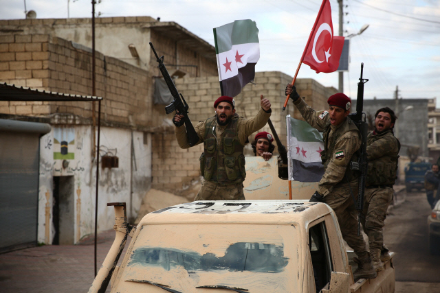 Turkish-backed Syrian fighters raise Turkish and opposition flags in the north of Aleppo province before heading to the Kurdish-controlled town of Manbij, on December 29, 2018. (Photo by Nazeer AL-KHATIB / AFP)      <저작권자(c) 연합뉴스, 무단 전재-재배포 금지>