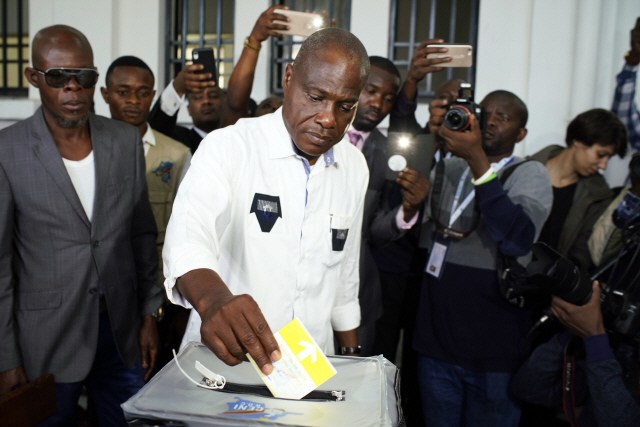 아프리카 중부 콩고민주공화국(민주콩고) 대선일인 30일(현지시간) 수도 킨샤사의 한 투표소에서 야권 후보 마르탱 파율루(가운데)가 투표를 하고 있다. /킨샤사=AP연합뉴스
