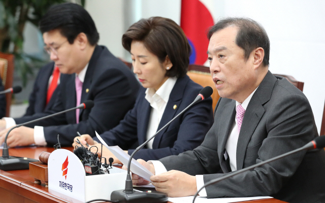 자유한국당 김병준 비상대책위원장(오른쪽)이 31일 오전 국회에서 열린 비상대책위원회의에서 발언하고 있다. /연합뉴스